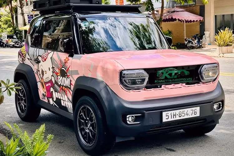 Thảm sàn cao cấp có giá 1,65 triệu đồng, cùng với hệ thống âm thanh Rainbow lên đến 28 triệu đồng, mang đến không gian giải trí chất lượng cao bên trong xe. Đồng thời, hệ thống cách âm toàn xe cũng được nâng cấp với giá 15 triệu đồng, giúp giảm thiểu tiếng ồn và tạo ra không gian yên tĩnh khi lái xe.