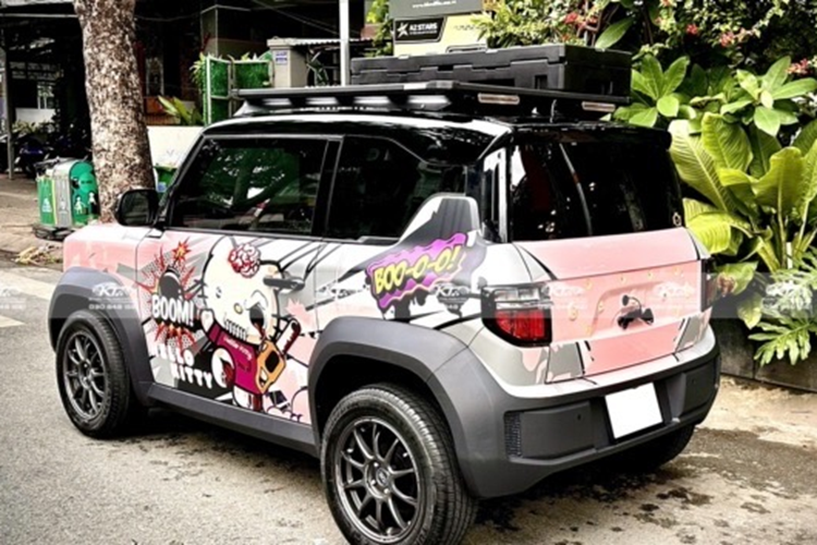 Ngoài các hạng mục nâng cấp về ngoại thất và nội thất, gói độ VinFast VF3 còn trang bị các công nghệ tiên tiến như camera lùi (1,8 triệu đồng), camera hành trình Adas (4,8 triệu đồng) và HUD hiển thị tốc độ (1,5 triệu đồng). Những tiện ích này giúp nâng cao khả năng vận hành và đảm bảo an toàn trong quá trình di chuyển.