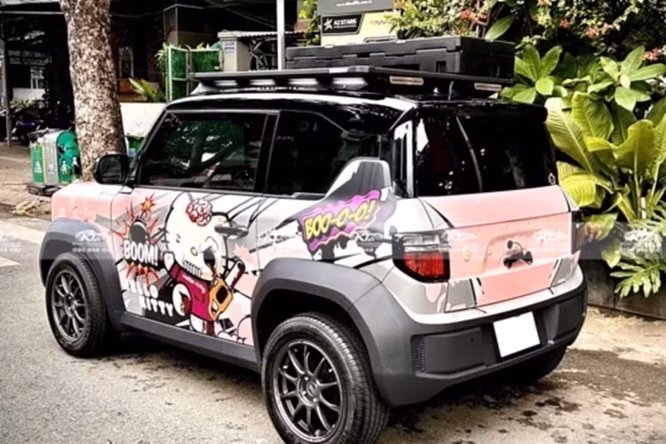 Ngoài các hạng mục nâng cấp về ngoại thất và nội thất, gói độ VinFast VF3 còn trang bị các công nghệ tiên tiến như camera lùi (1,8 triệu đồng), camera hành trình Adas (4,8 triệu đồng) và HUD hiển thị tốc độ (1,5 triệu đồng). Những tiện ích này giúp nâng cao khả năng vận hành và đảm bảo an toàn trong quá trình di chuyển.