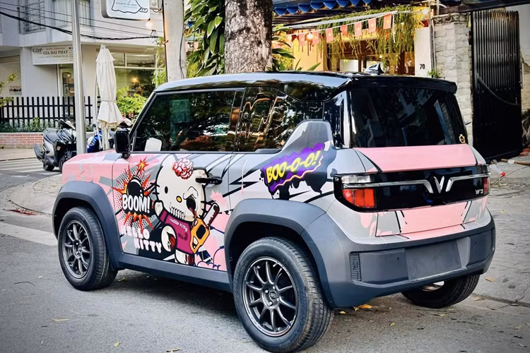 Hệ thống bi gầm và đèn daylight có giá 8,5 triệu đồng. Bánh mâm xe được thay thế với giá 23 triệu đồng, kèm theo bộ vỏ 6 triệu đồng. Đặc biệt, baga trên nóc xe có giá 7,5 triệu đồng, kèm thùng defender bên hông 6 triệu đồng và thùng trên baga 7 triệu đồng. Tổng cộng, chi phí nâng cấp ngoại thất đã lên tới hàng chục triệu đồng.