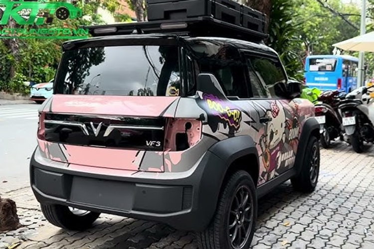 Không dừng lại ở đó, gói độ còn bao gồm nhiều hạng mục khác như độ mặt ca lăng (5,5 triệu đồng), dán tem in UV và PPF nóc đen (7 triệu đồng), độ đèn hậu kiểu Lexus RX350 (10 triệu đồng), thay phuộc sau (7 triệu đồng) và thay bộ lò xo và đệm cao su giúp xe êm ái hơn (9,8 triệu đồng).