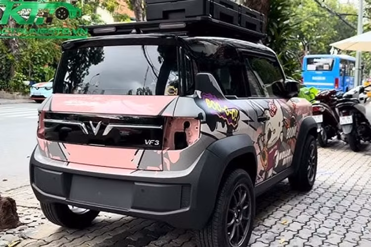 Không dừng lại ở đó, gói độ còn bao gồm nhiều hạng mục khác như độ mặt ca lăng (5,5 triệu đồng), dán tem in UV và PPF nóc đen (7 triệu đồng), độ đèn hậu kiểu Lexus RX350 (10 triệu đồng), thay phuộc sau (7 triệu đồng) và thay bộ lò xo và đệm cao su giúp xe êm ái hơn (9,8 triệu đồng).