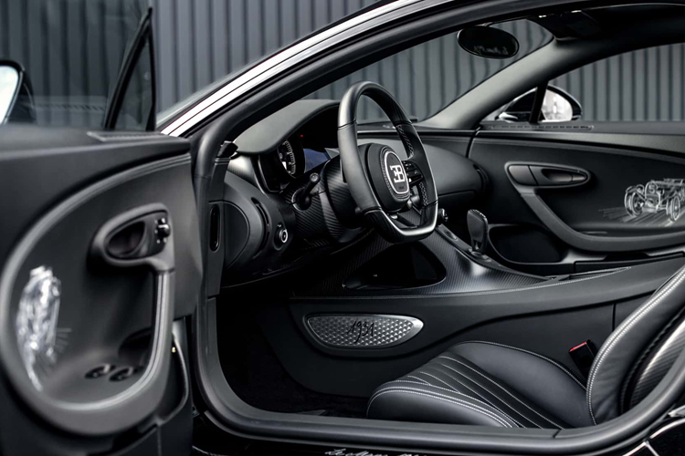 Bugatti không tiết lộ chủ nhân của chiếc xe này, nhưng dựa vào đèn định vị màu cam ở bánh xe trước, có thể đoán rằng chủ sở hữu có thể đến từ Mỹ. Chủ nhân mong muốn chiếc Chiron đen để tái hiện quá khứ huy hoàng của hãng Bugatti.