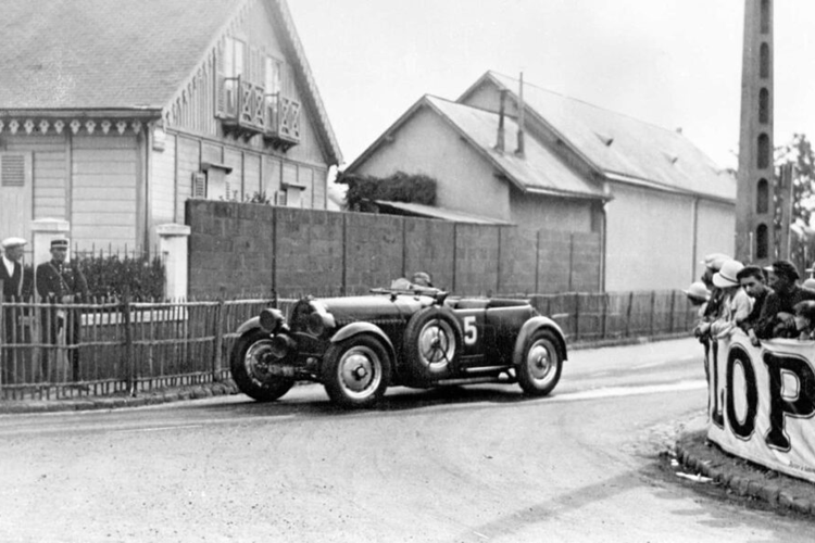 Với phiên bản Bugatti Chiron Super Sport Hommage T50S, Bugatti tiếp tục khẳng định vị thế độc đáo của mình trong thế giới hypercar với sự kết hợp giữa sự hiện đại và sự tôn vinh quá khứ lẫn nhau.