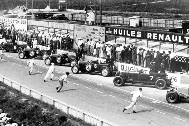 Chiếc Chiron Super Sport này được trang bị tùy chọn mái kính Sky View, tăng không gian phần đầu lên 1,06 inch. Nó có hai tấm cố định với cấu trúc nhiều lớp, trong đó bốn lớp trung gian để giữ cho cabin yên tĩnh và mát mẻ.