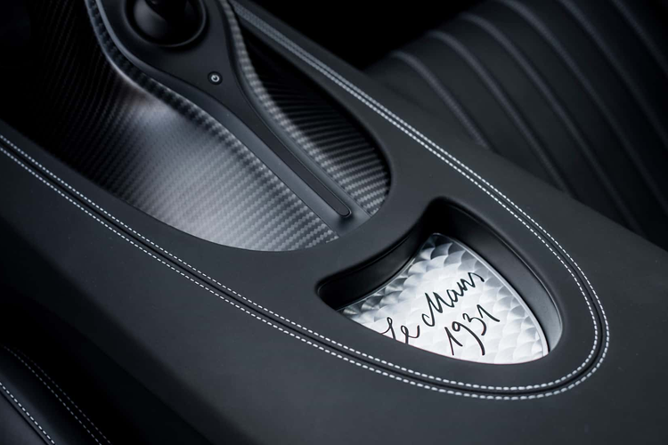 Ngay cả nắp động cơ của hypercar dung tích 8.0L 4-turbo mang những họa tiết tròn tương tự như Type 50S, với một lớp hoàn thiện “Perlée”. Nội thất của Bugatti Chiron Super Sport Hommage T50S được thiết kế độc đáo.