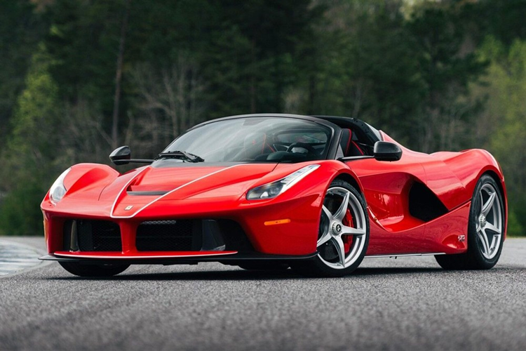 Ferrari LaFerrari được trang bị động cơ V12, dung tích 6.3 lít kết hợp cùng động cơ điện sẽ có tổng công suất tối đa là 950 mã lực và mô-men xoắn cực đại đạt 900 Nm. Siêu xe triệu đô Ferrari LaFerrari có thời gian tăng tốc từ vị trí xuất phát lên 100 km/h chỉ trong 3,1 giây trước khi đạt vận tốc tối đa 350 km.