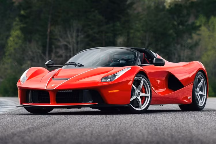 Ferrari LaFerrari được trang bị động cơ V12, dung tích 6.3 lít kết hợp cùng động cơ điện sẽ có tổng công suất tối đa là 950 mã lực và mô-men xoắn cực đại đạt 900 Nm. Siêu xe triệu đô Ferrari LaFerrari có thời gian tăng tốc từ vị trí xuất phát lên 100 km/h chỉ trong 3,1 giây trước khi đạt vận tốc tối đa 350 km.