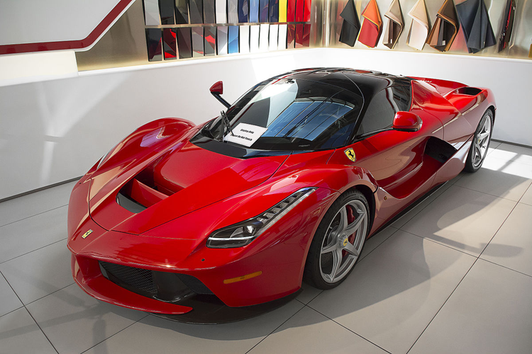 Nhưng nhìn vào ngoại thất, rất khó phát hiện ra điểm sai của chiếc xe Ferrari LaFerrari phủ bụi này ngoại trừ hốc gió capo thiếu tấm che gió màu đỏ, hay logo ngựa chồm ở đuôi xe biến mất, cùng 1 chụp bánh xe bong ra ngoài.