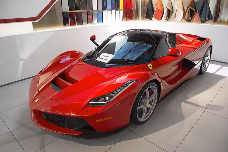 Nhưng nhìn vào ngoại thất, rất khó phát hiện ra điểm sai của chiếc xe Ferrari LaFerrari phủ bụi này ngoại trừ hốc gió capo thiếu tấm che gió màu đỏ, hay logo ngựa chồm ở đuôi xe biến mất, cùng 1 chụp bánh xe bong ra ngoài.