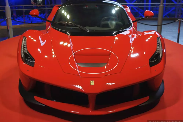 Chưa hết, khách được chọn mua còn phải ký cam kết công bán xe lại khi sở hữu chưa đủ 18 tháng, điều này đã làm siêu xe Ferrari LaFerrari trở thành cơn sốt, món đầu tư sinh lợi khổng lồ cho 499 khách hàng được hãng chọn mua.