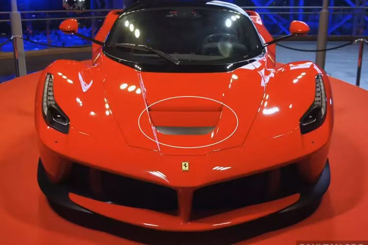 Chưa hết, khách được chọn mua còn phải ký cam kết công bán xe lại khi sở hữu chưa đủ 18 tháng, điều này đã làm siêu xe Ferrari LaFerrari trở thành cơn sốt, món đầu tư sinh lợi khổng lồ cho 499 khách hàng được hãng chọn mua.