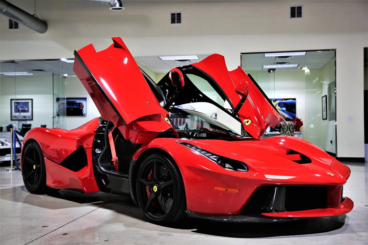 Nếu đây là một chiếc xe Ferrari LaFerrari "xịn", nhiều người sẽ rất tiếc nuối, vì với độ nổi tiếng của siêu ngựa này, nó xứng đáng được cưng chiều trong 1 showroom mua bán siêu xe hay garage xe của triệu phú nào đó.