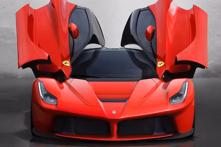 Giá xe Ferrari LaFerrari lúc mới ra mắt là 1,3 triệu đô la nhưng hiện tại, để mua xe đã qua sử dụng, các đại gia cần chi ra ít nhất hơn 2,65 triệu đô la nếu may mắn tìm thấy chủ xe LaFerrari nào muốn bán rẻ, còn không, các đại lý thường rao bán lại xe Ferrari LaFerrari trên 3,1 triệu đô la.