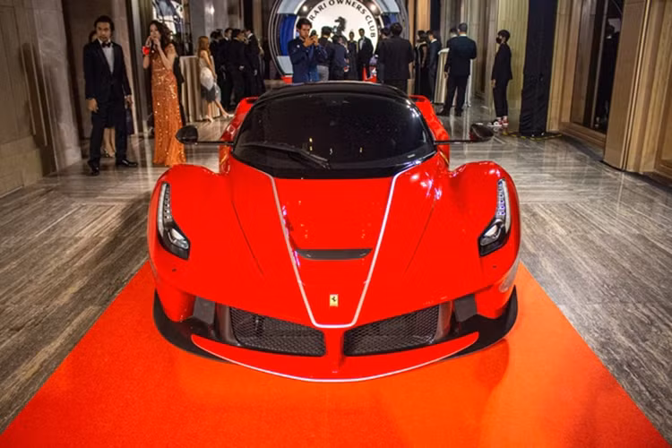Trong đó, hình ảnh 1 chiếc Ferrari LaFerrari "làm bạn" với bụi trong 1 hầm gửi xe tại Abu Dhabi đã gây sốc cư dân mạng. Trang AutoGespot cũng đăng tải lại hình ảnh siêu ngựa này, tuy nhiên, vài tiếng sau đó, họ đã sửa lại nội dung đây là 1 phiên bản 1:1, có thể là hàng chế.