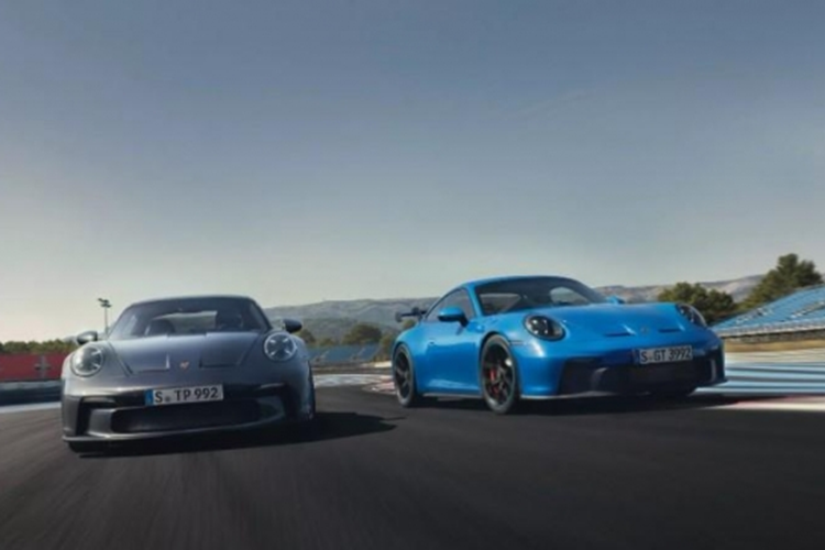 Bên trong, nội thất của 911 GT3 được trang bị tương tự 911 Carrera mới, nhưng GT3 vẫn giữ nguyên công tắc khởi động thay vì dạng nút bấm. Ghế thể thao sợi carbon có chức năng gập và tùy chọn sưởi. Đặc biệt, đây là lần đầu tiên phiên bản GT3 Touring có tùy chọn ghế sau.