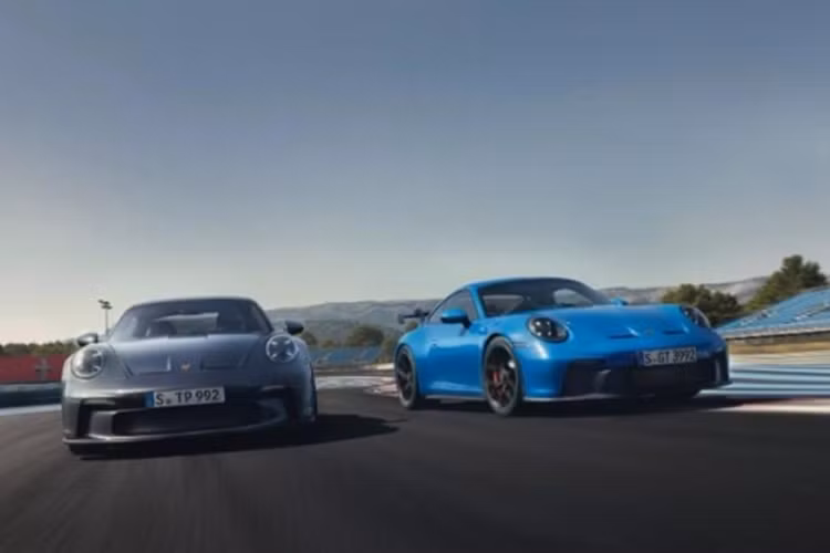 Bên trong, nội thất của 911 GT3 được trang bị tương tự 911 Carrera mới, nhưng GT3 vẫn giữ nguyên công tắc khởi động thay vì dạng nút bấm. Ghế thể thao sợi carbon có chức năng gập và tùy chọn sưởi. Đặc biệt, đây là lần đầu tiên phiên bản GT3 Touring có tùy chọn ghế sau.