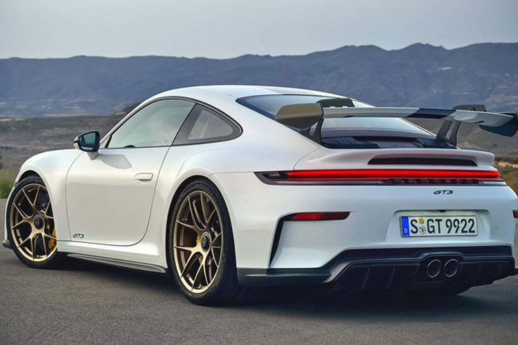 Theo Porsche, GT3 mới nhẹ nhất chỉ nặng 1,4 tấn - con số này được coi là khá nhẹ trong phân khúc xe thể thao. Giá xe Porsche 911 GT3 2025 khởi điểm của Porsche 911 GT3 2025 là 224.495 USD (tương đương 5,646 tỷ đồng), tăng đáng kể so với mức 171.500 USD (4,313 tỷ đồng) của phiên bản 2023.