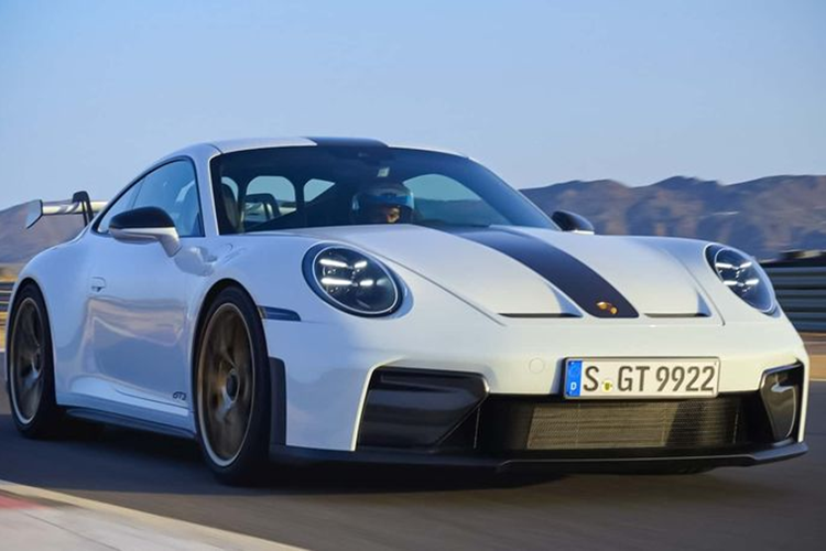 Để giải quyết các vấn đề về môi trường, động cơ mới được trang bị hai bộ lọc khí thải và bốn bộ chuyển đổi xúc tác. Để tăng cảm giác phấn khích trước các thiết bị kiểm soát khí thải mới, động cơ cũng được bổ sung trục cam từ mẫu GT3 RS, cùng với các bộ bướm ga mới, bộ tản nhiệt dầu mới và đầu xi-lanh được điều chỉnh.