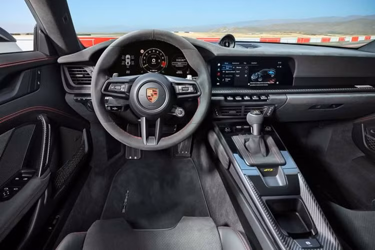 Gói Weissach có sẵn trên các mẫu xe Porsche RS cũng được trang bị cho dòng GT3. Với gói nâng cấp này, xe sẽ được bổ sung nắp capo bằng sợi carbon, thanh chống lật, thanh liên kết, tấm chắn gầm, nắp gương và mâm xe làm từ chất liệu magie. Ngoài phiên bản tiêu chuẩn, Porsche cũng giới thiệu cả phiên bản GT3 Touring.