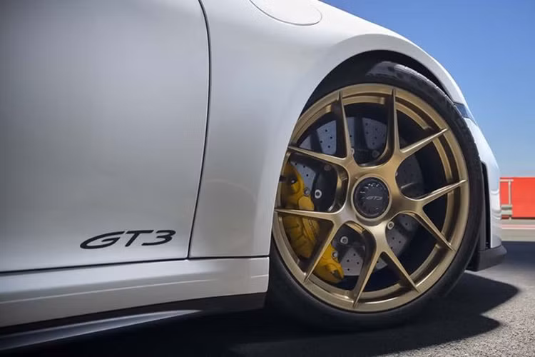 Đối với hệ thống treo trước, mẫu xe này được trang bị các công nghệ học hỏi từ GT3 RS. Hệ thống này được thiết kế để cải thiện khả năng khí động học, giúp tăng cường lực ép xuống phía trước và làm mát phanh. Liên kết trước của thanh đòn dưới cũng được lắp đặt thấp hơn, giảm hiện tượng lún khi phanh.