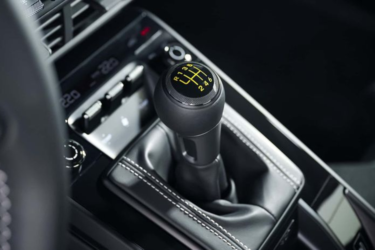 Porsche 911 GT3 vẫn có các tùy chọn hộp số sàn 6 cấp hoặc hộp số ly hợp kép 7 cấp. Trong đó, bản hộp số sàn đã được điều chỉnh với tỷ số truyền ngắn hơn, giúp khắc phục một trong những phàn nàn phổ biến về các mẫu Porsche số sàn là tỷ số truyền dài.