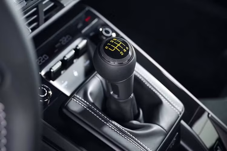 Porsche 911 GT3 vẫn có các tùy chọn hộp số sàn 6 cấp hoặc hộp số ly hợp kép 7 cấp. Trong đó, bản hộp số sàn đã được điều chỉnh với tỷ số truyền ngắn hơn, giúp khắc phục một trong những phàn nàn phổ biến về các mẫu Porsche số sàn là tỷ số truyền dài.