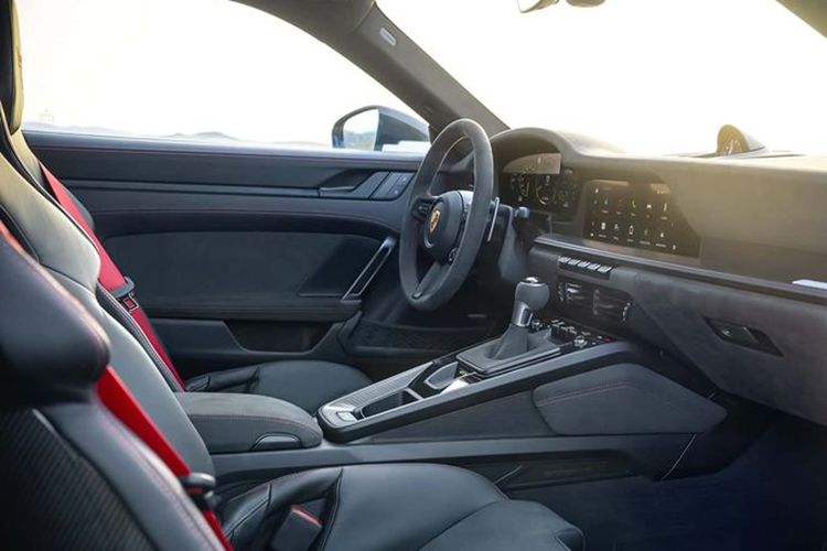 Thiết kế của Porsche 911 GT3 cũng được tinh chỉnh lại để tối ưu khí động học. Đèn pha có các cửa hút khí động học rộng hơn trước. Bên cạnh đó, hãng xe Đức cũng trang bị bộ khuếch tán, nắp che động cơ và các cửa hút gió mới. Bộ lốp của Porsche 911 GT3 2025 được thiết kế để cải thiện khả năng vận hành trong điều kiện ẩm ướt. Ngoài ra, xe còn có tùy chọn lốp chuyên dụng cho đường đua.