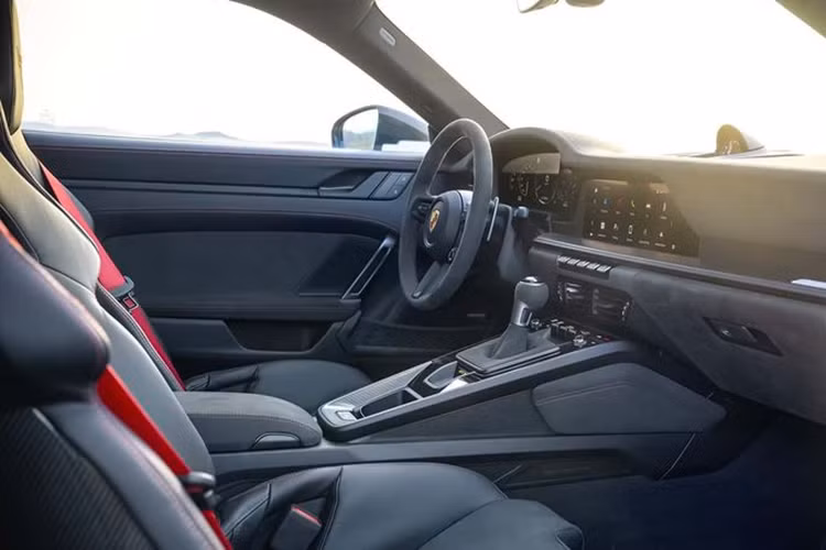 Thiết kế của Porsche 911 GT3 cũng được tinh chỉnh lại để tối ưu khí động học. Đèn pha có các cửa hút khí động học rộng hơn trước. Bên cạnh đó, hãng xe Đức cũng trang bị bộ khuếch tán, nắp che động cơ và các cửa hút gió mới. Bộ lốp của Porsche 911 GT3 2025 được thiết kế để cải thiện khả năng vận hành trong điều kiện ẩm ướt. Ngoài ra, xe còn có tùy chọn lốp chuyên dụng cho đường đua.