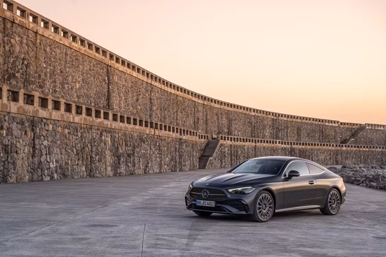 Tại Mỹ, Mercedes-Benz CLE Coupe 2024 mới sẽ được bán từ Quý I với mức khởi điểm cho bản tiêu chuẩn CLE300 4MATIC từ 56.500 USD (tương đương 1,329 tỷ đồng), thấp hơn mức giá của E-Class Coupe từng được ra mắt trước đó. 