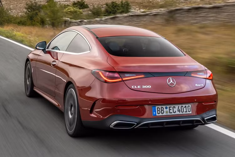 Tính năng an toàn tiêu chuẩn trên Mercedes-Benz CLE Coupe 2024 gồm hỗ trợ đèn pha thích ứng, phanh chủ động và hỗ trợ điểm mù. Còn có tuỳ chọn hỗ trợ người lái bổ sung thêm các tính năng như Distronic Plus. 