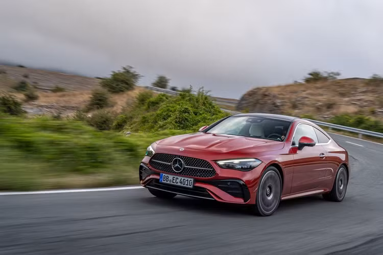 Với mức giá này, Mercedes-Benz CLE300 Coupe 2024 tiêu chuẩn trang bị động cơ tăng áp 2.0 lít I4 sản sinh công suất 255 mã lực và mô-men xoắn 400 Nm. Nếu vị chủ nhân yêu thích tốc độ có thể chọn CLE450, trang bị động cơ xăng tăng áp dung tích 3.0 lít I6 sản sinh công suất 375 mã lực và mô-men xoắn 500 Nm. 