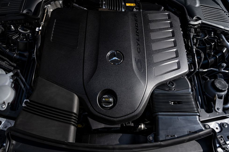 Cả hai phiên bản CLE300 và CLE450 đều dùng hộp số tự động 9 cấp và hybrid 48 volt, giúp mô-men xoắn tăng thêm 13 mã lực. Mercedes-Benz cung cấp gói trang trí CLE300 Pinnacle, đi kèm với các tính năng tiêu chuẩn như HUD và camera 360 độ, mức giá khởi điểm 60.250 USD (tương đương 1.470 tỷ đồng). 