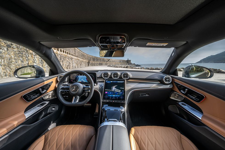 Nội thất nổi bật với màn hình sau vô lăng dạng kỹ thuật số kích thước 12,3 inch, hệ thống thông tin giải trí 11,9 inch hỗ trợ kết nối Android Auto và Apple CarPlay. Ngoài ra, xe còn có hệ thống âm thanh vòm Burmester 3D 15 loa. 