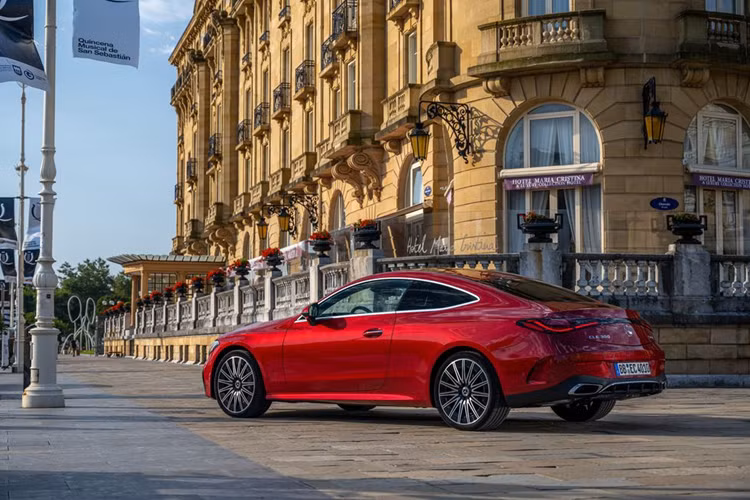 Mercedes-Benz CLE 300 4MATIC Coupe trang bị hệ thống đèn LED cùng lưới tản nhiệt ba chiều. Bộ mâm hợp kim nhôm kích thước 18 inch. AMG Line sẽ là gói trang trí tiêu chuẩn trên CLE 450 4MATIC và sẽ có thêm cản trước thể thao, bộ mâm 19 inch, ống xả kép và trang trí cản sau… 