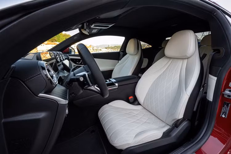 Bên cạnh đó, Mercedes-Benz CLE Coupe 2024 có tuỳ chọn 4 màu sơn Manufaktur. Riêng gói Night Package mâm xe nâng lên 20 inch. 