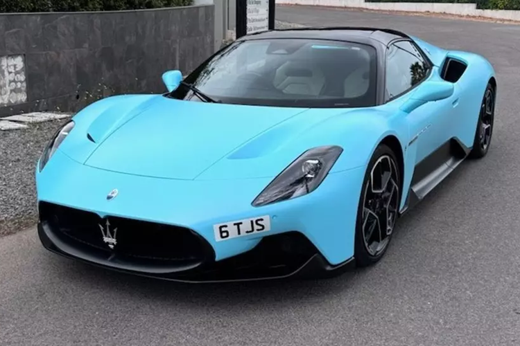 Được biết là có đến 2 chiếc siêu xe mui trần Maserati MC20 Cielo được các dân chơi đăng ký tham dự hành trình siêu xe Gumball 3000, ngoài xe màu trắng đã lộ diện từ lâu của đội Mỹ, còn có 1 xe khác mang màu xanh của các dân chơi đến từ Anh.