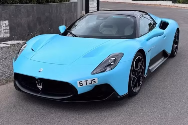 Được biết là có đến 2 chiếc siêu xe mui trần Maserati MC20 Cielo được các dân chơi đăng ký tham dự hành trình siêu xe Gumball 3000, ngoài xe màu trắng đã lộ diện từ lâu của đội Mỹ, còn có 1 xe khác mang màu xanh của các dân chơi đến từ Anh.