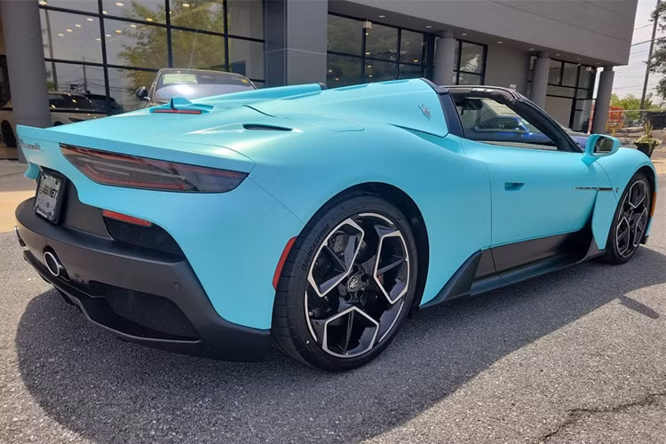 MC20 Cielo được trang bị hệ thống âm thanh tùy chọn Sonus faber cao cấp, từng đoạt giải thưởng EISA về hệ thống âm thanh hay nhất trên ô tô, dàn âm thanh 12 loa này còn được tinh chỉnh và thiết kế vị trí đặt loa phù hợp nhất cho cabin của một chiếc xe mui trần, người lái và hành khách còn trải nghiệm các tiện ích từ hệ thống đa phương tiện Maserati Intelligent Assistant (MIA) và Maserati Connect.