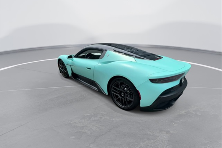 Về hệ truyền động, MC20 Cielo được trang bị động cơ giống bản coupe, cỗ máy của xe vẫn khối động cơ xăng V6, tăng áp kép, dung tích 3.0 lít, sẽ giúp bơm ra công suất tối đa 621 mã lực tại tua máy 7.500 vòng/phút và mô-men xoắn cực đại 730 Nm tại tua máy 3.000 vòng/phút.