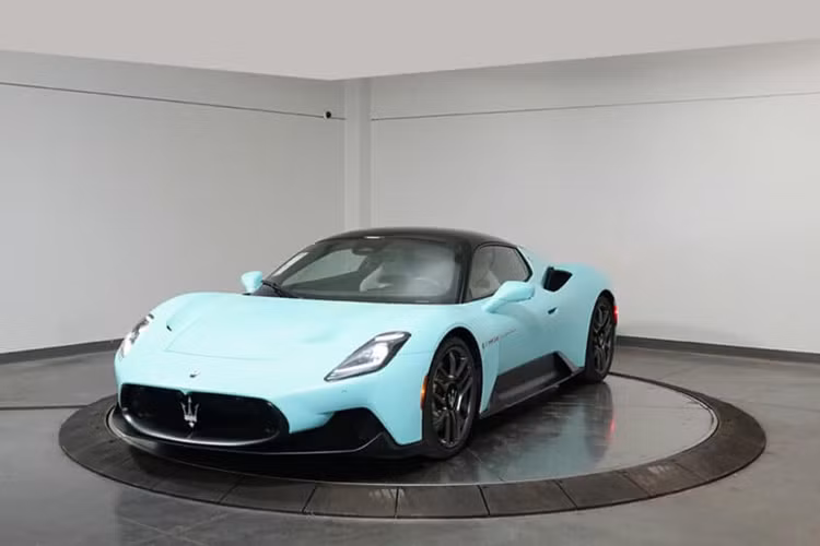 Đặc biệt, mui xe MC20 Cielo được hãng xe Maserati chia sẻ có tốc độ đóng mở nhanh nhất trong phân khúc xe thể thao của mình với thời gian là 12 giây và người lái cũng có thể mở mui để đón nắng sớm hay bất cứ khi nào thích dù xe đang chạy nhưng tốc độ phải giới hạn 50km/h.