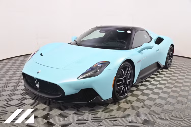 Cụ thể, xe được trang bị mui kính điện có thể chuyển đổi ngay lập tức từ chế độ kính trong suốt sang kính tối mờ. Điều này có được nhờ công nghệ khuếch tán tinh thể lỏng Polymer (PDLC).