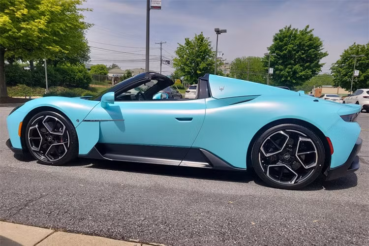 Động cơ của siêu xe Maserati MC20 Cielo sẽ kết hợp cùng hộp số tự động ly hợp kép 8 cấp, nhờ đó xe có thể tăng tốc từ vị trí xuất phát lên 100 km/h trong thời gian dưới 2,9 giây, trước khi đạt vận tốc tối đa 325 km/h.