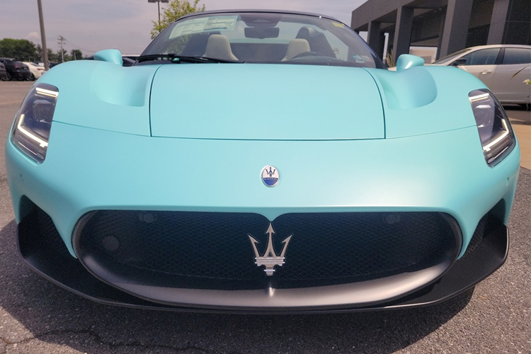 Hãng xe Ý cho biết thiết kế mui kính không ảnh hưởng đến khí động học và độ cứng xoắn của xe. Phần mui sau khi thu lại sẽ được xếp gọn vào một phần khoang chứa mui trên động cơ, vì thế, nắp khoang động cơ khi đó của Maserati MC20 Cielo không cho thấy khối động cơ 3.0 V6 giống trên bản coupe.