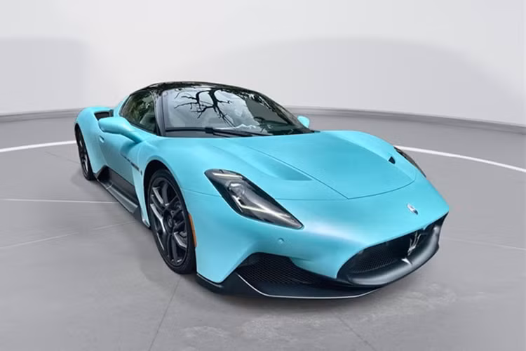 Riêng chi thiết logo "cây đinh ba" trên nắp động cơ làm bằng titan mờ. So với bản coupe, Maserati MC20 Cielo nặng hơn 65 kg nhưng có lợi thế là phần mui xe dễ dàng đóng mở và còn có chế độ riêng tư hay đón nắng.