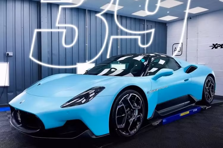 Trong số hàng trăm siêu xe, xe thể thao, SUV sẽ tham dự hành trình siêu xe thế giới Gumball 3000 2024, sẽ có 1 vài mẫu xe đặc biệt và Maserati MC20 Cielo mui trần nằm trong số đó, dù thuộc phân khúc siêu xe, nhưng dòng xe MC20 lại có nội công như 1 chiếc xe tiệm cận siêu xe, thiết kế vừa sang trọng vừa thể thao.