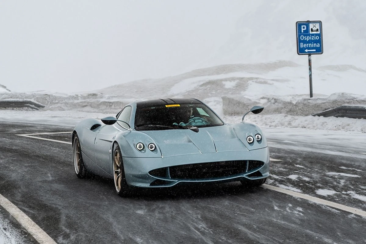 Ra mắt vào tháng 6/2022, Pagani Huayra Codalunga bespoke đặc biệt với thiết kế đuôi dài "Codalunga" cổ điển. Chỉ có 5 chiếc được sản xuất với giá từ 7,35 triệu USD (tương đương hơn 173,9 tỷ đồng).