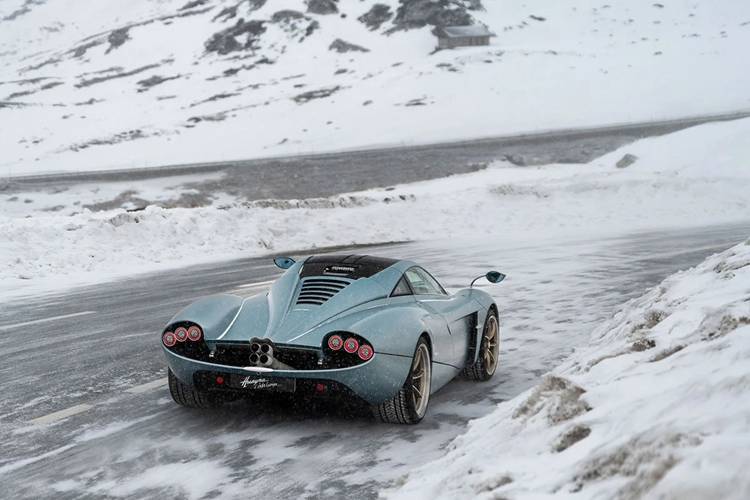 Tuy nhiên, có đến 6 chiếc được xuất xưởng, trong đó chiếc đầu tiên là phiên bản tiền sản xuất có màu xanh mờ Azzurro Sardegna Matt. Đây là chiếc xe thuộc bộ sưu tập cá nhân của ông Horacio Pagani, thường xuất hiện tại các sự kiện của hãng.