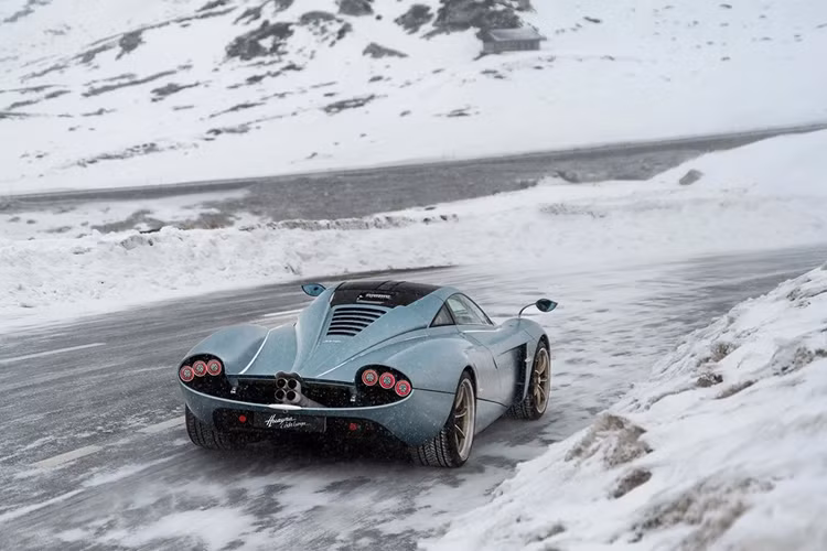 Tuy nhiên, có đến 6 chiếc được xuất xưởng, trong đó chiếc đầu tiên là phiên bản tiền sản xuất có màu xanh mờ Azzurro Sardegna Matt. Đây là chiếc xe thuộc bộ sưu tập cá nhân của ông Horacio Pagani, thường xuất hiện tại các sự kiện của hãng.