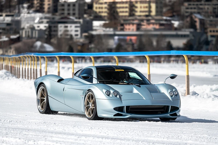 Dù là lý do gì đi nữa, việc siêu xe Pagani Huayra Codalunga bản giới hạn với giá trị hàng triệu USD bị cảnh sát tạm giữ đã khiến cộng đồng xe toàn cầu bất ngờ. Nhiều người hy vọng chiếc Huayra Codalunga này sẽ sớm tiếp tục xuất hiện trên đường phố.